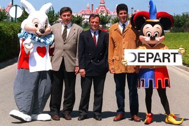 En mai 1997, Eddy Merckx, Bernard Hinault et Miguel Indurain posaient dans le parc d'attraction, en vue du contre-la-montre de 63 kilomètres prévu à Disneyland Paris le 26 juillet. 