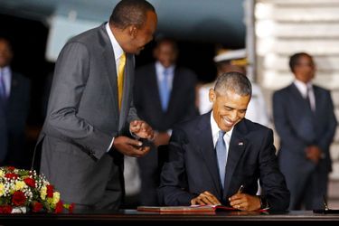 Barack Obama à la descente de Air Force One avec le président kényan