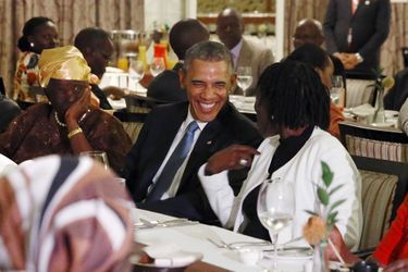 Barack Obama avec sa demi-soeur et sa grand-mère lors du dîner organisé en son honneur
