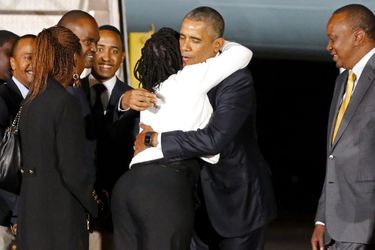 Barack Obama embrasse sa demi-soeur Auma sur le tarmac de l'aéroport 