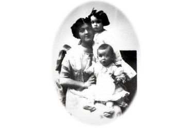 Une photo de Bess Allison avec ses deux enfants Loraine et Trevor. 
