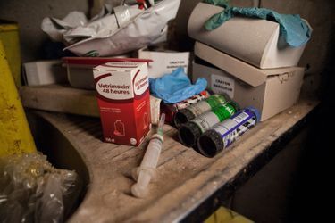 Sur l’étagère de la ferme « visitée » par DxE France, des antibiotiques donnés aux porcelets dès la naissance pour éviter les maladies dues à la promiscuité
