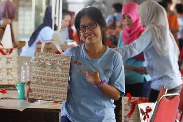 Mary Jane Veloso confectionne des sacs à la prison de Wirogunan à Yogyakarta (photo prise le 12 avril 2016).