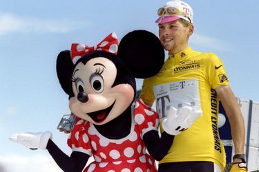 Le maillot jaune Jan Ullrich aux côtés de Minnie, le 27 juillet 1997 lors de la dernière étape entre Disneyland Paris et Paris. 