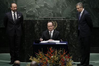 François Hollande a été le premier à signer. 