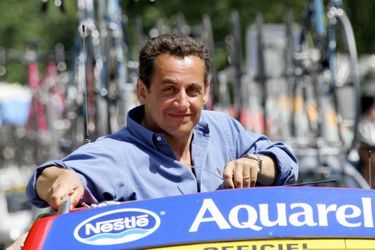17 juillet 2005, Nicolas Sarkozy, à l&#039;époque ministre de l&#039;Intérieur, suit le Tour au plus près lors de l&#039;étape entre Lezat-sur-Leze et St-Lary-Soulan.