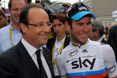 François Hollande pose avec le sprinteur Mark Cavendish vainqueur à Brive-La-Gaillarde, le 20 juillet 2012.