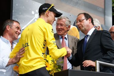 François Hollande sur le Tour 2013, félicitant le maillot jaune Christopher Froome après l&#039;étape Saint-Girons - Bagnères-de-Bigorre le 7 juillet. 
