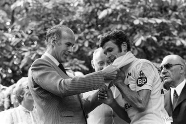 Le 20 juillet 1975, le président Valéry Giscard d&#039;Estaing assiste depuis la tribune officielle des Champs-Elysées à la dernière étape du 62ème Tour de France, remportée par Walter Godefroot. Il remet le maillot jaune au vainqueur du Tour Bernard Thévenet