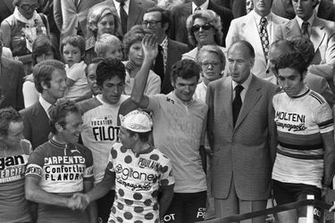 Tour 1975, Valéry Giscard d&#039;Estaing félicite à Paris Walter Godefroot, Francesco Moser, Lucien Van Impe, le maillot jaune Bernard Thevenet et Eddy Merckx. 