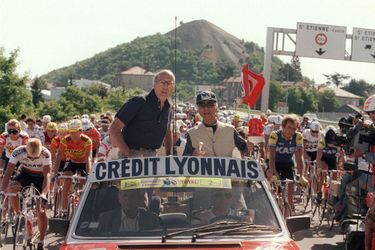 Valéry Giscard d&#039;Estaing de retour sur le Tour, en tant qu&#039;ancien président de la République, le 25 juillet 1986  pour suivre une étape reliant Saint-Etienne à Clermont-Ferrand. 