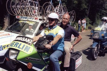 L&#039;ex-chef d&#039;Etat Valéry Giscard d&#039;Estaing suit sur une moto officielle une partie de l&#039;étape du 25 juillet 1986 entre Saint-Etienne et Clermont-Ferrand.