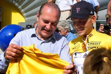 Le 18 juillet Jacques Chirac, ici avec le maillot jaune Jan Ullrich et vainqueur de l&#039;étape, est sur ses terres pour suivre le Tour de France. Il assiste au contre-la-montre de 58 kilomètres entre Meyrignac-l&#039;Église et Corrèze.  