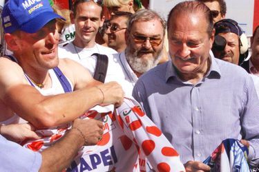 Jacques Chirac, ici avec le maillot à pois Stefano Zanini, assiste au contre-la-montre entre Meyrignac-l&#039;Église et Corrèze, le 18 juillet 1998.