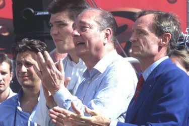 Jacques Chirac le 18 juillet 1998, entouré de David Douillet et Jean-Claude Killy, applaudit les coureurs lors de l&#039;étape entre Meyrignac-L&#039;Eglise-et Corrèze.