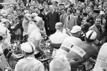<br />
 17 juillet 1960, à Colombey-Les-Deux-Eglises, Charles de Gaulle assiste au Tour de France. Le peloton s&#039;arrête pour le saluer.<br />
  