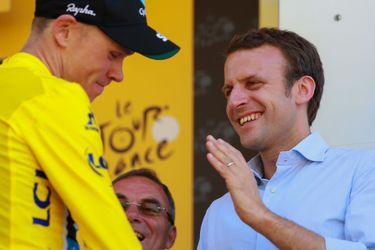 Emmanuel Macron, ministre de l&#039;Economie et pas encore candidat à la présidentielle, assiste à l&#039;étape entre Pau et Bagnères-de-Luchon le 9 juillet 2016. Il félicite le maillot jaune Christopher Froome. 
