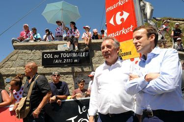 Le 9 juillet 2016, Emmanuel Macron assiste avec François Bayrou à l&#039;étape entre Pau et Bagnères-de-Luchon. 