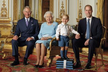 La photo d&#039;Elizabeth II avec ses héritiers les princes Charles, William et George prise à l&#039;été 2015 pour réaliser la planche de timbres de ses 90 ans