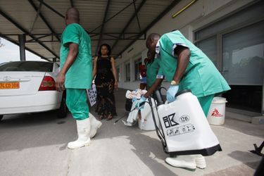 Le personnel médical se désinfecte lors d'une session d'entraînement en RDC. 
