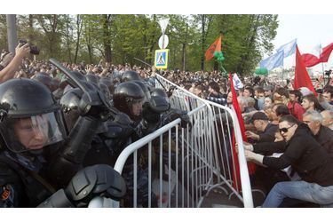 La police antiémeutes a tenté de de contrôler les manifestants anti-gouvernementaux lors de leur  «marche des millions», organisée à Moscou.