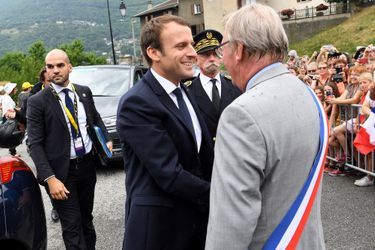 Emmanuel Macron est accueilli sur le Tour de France par le maire de Saint-Martin d&#039;Arc, Jean-Louis Gilloux