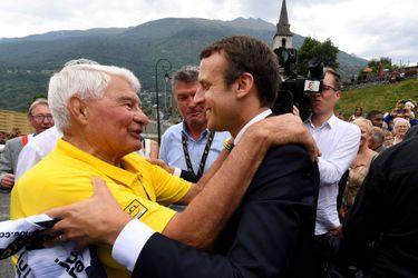 Emmanuel Macron et l&#039;ancien cycliste Raymond Poulidor