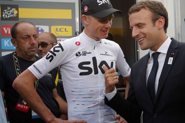Emmanuel Macron et Christopher Froome, à la fin de la 17ème étape du Tour de France