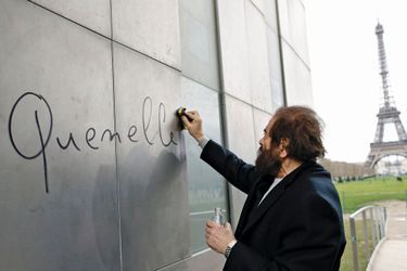 Le 6 janvier 2014, au Champ-de-Mars, à Paris. L’écrivain Marek Halter nettoie un grafti sur le Mur pour la paix.