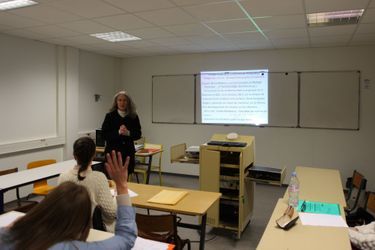 Claire Delain, professeur de français, donne des cours d'expression écrite et orale aux étudiants en sciences de Paris VI.