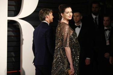 Anne Hathaway était apparue rayonnante avec son mari Adam Shulman à la soirée "Vanity Fair Oscar Party" le 28 février.  