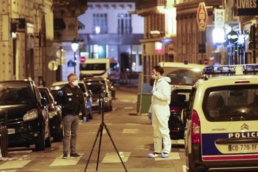 Les enquêteurs sur les lieux de l&#039;attaque au couteau de samedi soir à Paris qui a fait un mort. 