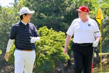Donald Trump et Shinzo Abe jouant au golf, le 26 mai 2019.