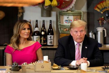 Donald et Melania Trump à table pour un dîner avec Shinzo et Akie Abe à Tokyo, le 26 mai 2019.