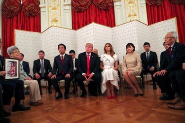 Donald et Melania Trump rencontrent des Japonais dont les proches ont été enlevés par la Corée du Nord, le 27 mai 2019.
