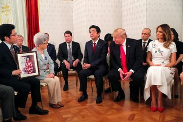 Donald et Melania Trump rencontrent des Japonais dont les proches ont été enlevés par la Corée du Nord, le 27 mai 2019.