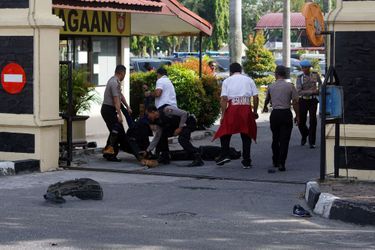 Dans la matinée, des assaillants à bord d&#039;une camionnette ont foncé dans le portail du commissariat de Riau, en Indonésie. 