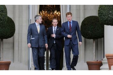 Avec l'ambassadeur britannique aux Etats-Unis, Peter Westmacott, et le directeur général de la fondation Prince William et Prince Harry, Nick Booth.