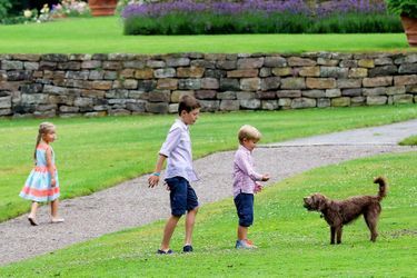Le prince Christian et les jumeaux jouent avec les chiens