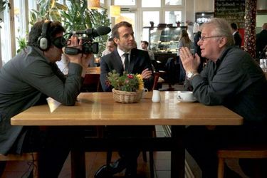 Romain Goupil et Daniel Cohn-Bendit rencontrent Emmanuel Macron dans un café à Francfort en septembre 2017.