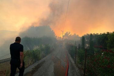 Plus de 450 pompiers sont toujours à Castagniers (Alpes-Maritimes) pour lutter contre l'incendie virulent qui a menacé des habitations la veille à une quinzaine de kilomètres de Nice.