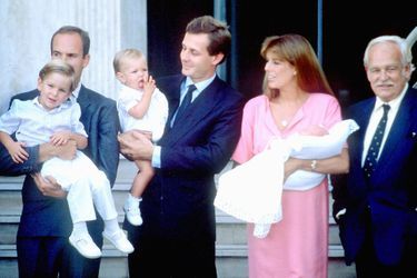 Caroline de Monaco sort de la maternité avec Pierre dans les bras. Andrea et Charlotte sont là.