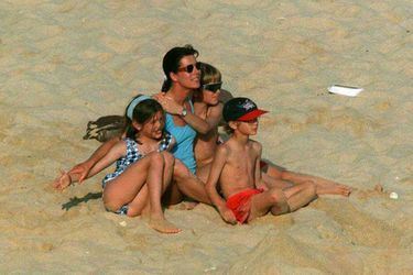 Caroline part en vacances avec ses trois enfants au Portugal, avril 1996. 