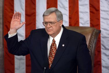 Le 6 janvier 1999, Dennis Hastert devient le président de la chambre des représentants du 106ème Congrès des Etats-Unis.