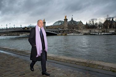 Le 16 janvier, à la sortie  d’un déjeuner avec le président  de la République, le ministre  rentre à pied au Quai d’Orsay. 