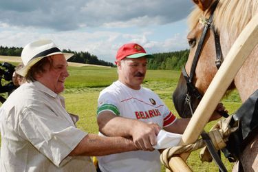 Gérard Depardieu apprend à guider un cheval sous le regard d’Alexandre Loukachenko, actuel président de la Biélorussie.