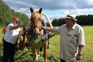 Gérard Depardieu apprend à guider un cheval sous le regard d’Alexandre Loukachenko, actuel président de la Biélorussie.