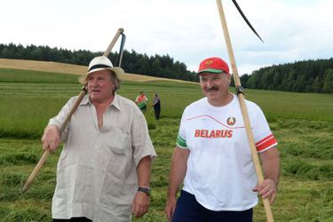 Gérard Depardieu apprend à utiliser une faux sous le regard d’Alexandre Loukachenko, actuel président de la Biélorussie.