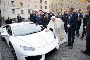 Le pape lors de la réception de la Lamborghini en décembre dernier. 