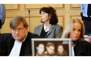 Le 19 décembre 2008, au palais de justice de Nivelles. Au premier plan, une photographie des enfants de l'accusée